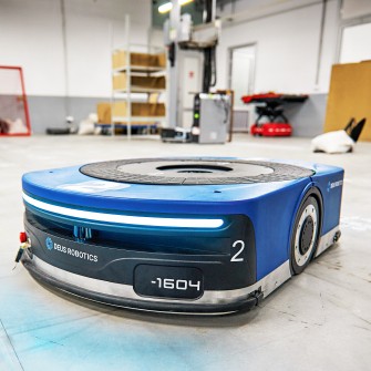 Роботи не замінюють, а покращують роботу людей, упевнені розробники українського стартапу Deus Robotics. На фото: Deus Robotics R1-800, який використовують для перевезення стелажів. /надано компанією Deus Robotics