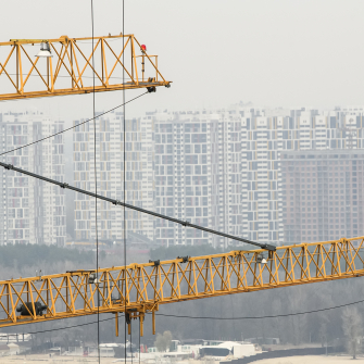 Забудовники оживили 40% київських будмайданчиків. Але їм не вистачає матеріалів та покупців з грошима. Як це вплине на вартість житла /Getty Images