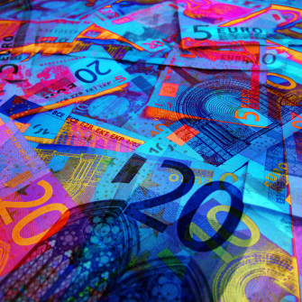 Євро та долар зрівнялись у ціні вперше з 2002 року. Причини – газовий шантаж Росії та інфляція у світі. Хто в Україні може від цього виграти /Getty Images