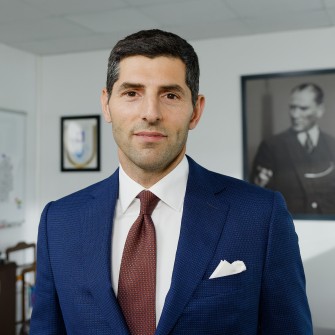 На початку нульових турецький бізнесмен Онур Четінджевіз відрядив племінника Емре Караахметоглу, який щойно закінчив Улудагський університет, досліджувати бізнес-клімат в Україні. /надано пресслужбою