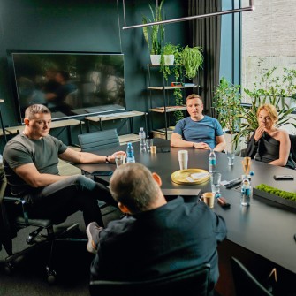 На фото: співзасновник monobank Олег Гороховський (спиною, далі за годинниковою стрілкою), співзасновник «М’ясторії» Андрій Усенко, співзасновник Ribas Hotels Group Артур Лупашко, засновниця Indposhiv Катерина Возіанова. /Антон Забєльський для Forbes Ukraine