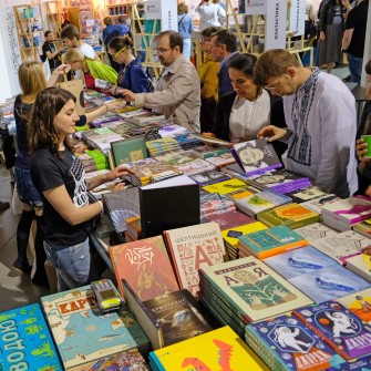 Причиной роста популярности украинского фикшна генеральный директор издательства Vivat Юлия Орлова считает оживление литературной жизни в стране – вернулись презентации книг. На фото – «Книжный Арсенал» /Shutterstock