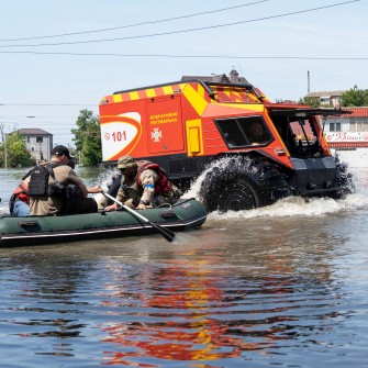 Подрыв Каховской ГЭС. Как участники списка Forbes помогают пострадавшим от техногенной катастрофы /Getty Images