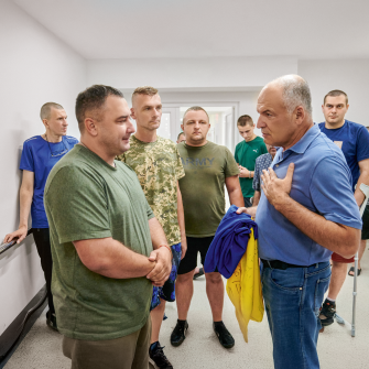 Віктор Пінчук, 63, спілкується з військовими, які перебувають на лікуванні у реабілітаційному центрі Recovery. /Олександр Пілюгін, для RECOVERY