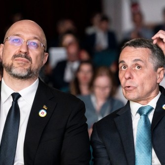 Президент Швейцарської Конфедерації Ігнаціо Кассіс та прем’єр-міністр України Денис Шмигаль стоять перед виходом на сцену під час офіційного відкриття Економічного форуму після Конференції з відновлення України URC у Лугано 5 липня 2022 року