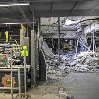 Разбитый российскими ракетами супермаркет в Никополе, 11 августа 2022 года. /Getty Images