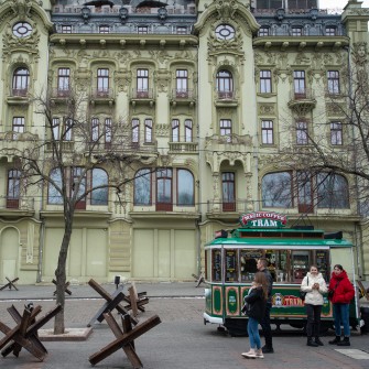 Одесситы покупают кофе в центре города, март 2022 /Getty Images