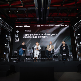 Ірина Нестеренко, віцепрезидентка з операційної діяльності «Біосфери», Олексій Алексєєнко, співзасновник Virastar, та Андрій Микитів, СЕО MaʼRijany Hemp Company, на Форумі промисловців від Forbes Ukraine. /Фото Forbes Ukraine