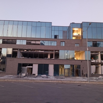 Росія вдарила ракетами по Дніпру: постраждав новий офіс АТБ (фото)