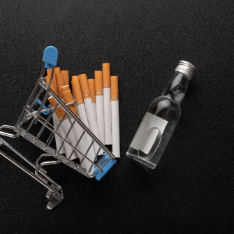 алкоголь і цигарки /Иллюстрация Shutterstock