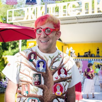 Гарик Корогодский. Своих «клиентов» в фонде называют Ба и Де, они бодры и веселы. Фирменный цвет фонда – жизнерадостный желтый. Фото «Жизнелюб»