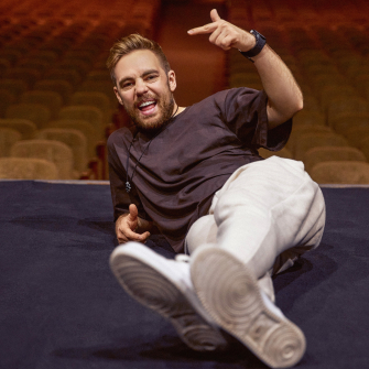 Стендап-комік Антон Тимошенко в межах туру та концерту в столичному Палаці «Україна» зібрав на потреби Сил оборони понад 4,6 млн грн. /Оля Закревська для «Підпільного стендапу»