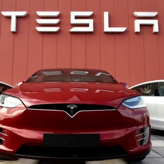 Tesla у смартфоні. Три ризики, які несе ринок акцій для інвесторів-початківців /Фото Getty Images