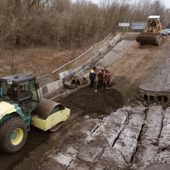 Війна зруйнувала майже вдвічі більше доріг, ніж поремонтували за два роки. Що відбувається з найбільшим проєктом Зеленського «Велике будівництво» /Getty Images