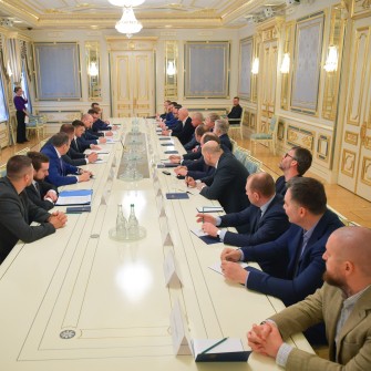 Зустріч на Банковій. Зеленський двічі проводив великі зустрічі з бізнесом: на початку пандемії (на фото) та за день до вторгнення. Обидва рази влада зверталася до підприємців по допомогу. /Офіс Президента України