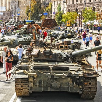 «Парад» поврежденной российской военной техники на Крещатике, Киев, Украина, 22 августа 2022 года. /Getty Images