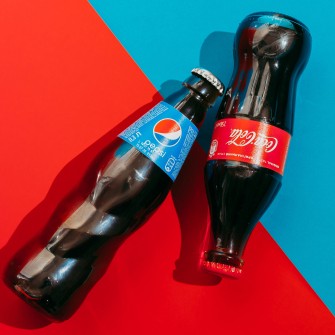 Заминированный завод Coca-Cola и остановленные предприятия PepsiCo. Ожидает ли украинцев дефицит популярных напитков и чипсов /Shutterstock