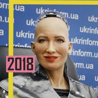 Гостя з майбутнього. Робот Софія і бізнесмен Марк Гінзбург на пресконференції в Києві, жовтень 2018 року. /Getty Images