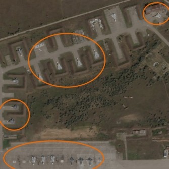 Американская компания Planet Labs опубликовала спутниковые снимки аэродрома — на них видно, что тогда вблизи аэродрома стояло более 20 самолетов. /Planet Labs Inc./RFE/RL/radiosvoboda.org