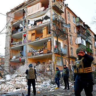 Біженці, зруйнована інфраструктура, втрати ВВП Росії. Місяць війни в цифрах від Forbes /Getty Images