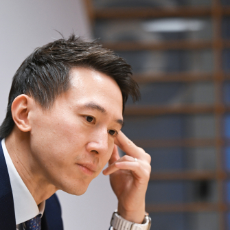 Дональд Трамп встретился с гендиректором TikTok Шоу Цзы Чу. Платформа пытается избежать запрета в США /Getty Images