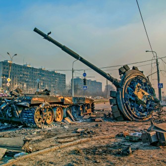 Машина вбивць. Знищений російський танк на маріупольській вулиці. /Getty Images