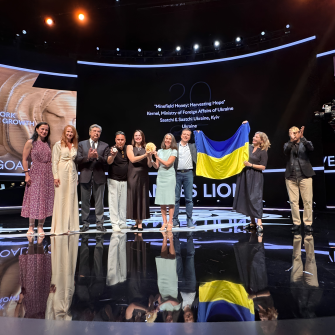 «Мед мінних полів» приніс Україні перше золото «Каннських левів». Його автори – Saatchi & Saatchi Ukraine, які входять у Publicis Groupe Ukraine /Saatchi&Saatchi Ukraine