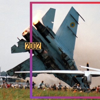 Винищувач Су-27 врізався в натовп глядачів на авіашоу 27 липня 2002 року у Львові, Україна. Двоє членів екіпажу викинулися і вижили, але не менше 83 осіб загинули і 116 постраждали. /Getty Images