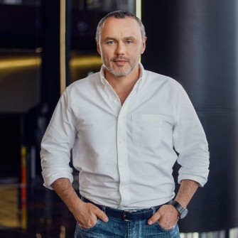 Засновник Global Spirits Євген Черняк /надано пресслужбою, а також оброблено і доповнено за допомогою ШІ (штучного інтелекту) Photoshop Beta.