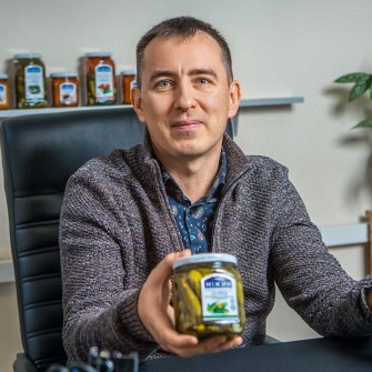 Владимир Крохмаль говорит, что компания для экспортных рынков выпустила консервированные салаты. Они полюбились и украинцам /Наталья Кравчук