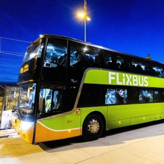 Мережа FlixBus в Україні за ці два роки виросла в чотири рази за кількістю автобусів. На фото рейс із Нідерландів до Києва в квітні 2022. /Getty Images