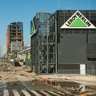 Retroville площею 86 000 кв. м, розташований поруч Sport Life та бізнес-центр, де в тому числі працювали співробітники торговельного центру, – наразі все це зруйновано російською армією. Мінімум вісім людей було вбито. /Getty Images