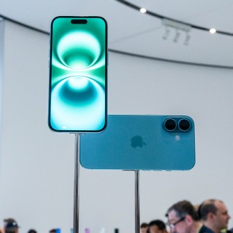 iPhone 16, iPhone 16 ціна, Apple, iPhone 16 Pro. /David Paul Morris/Bloomberg via Getty Image