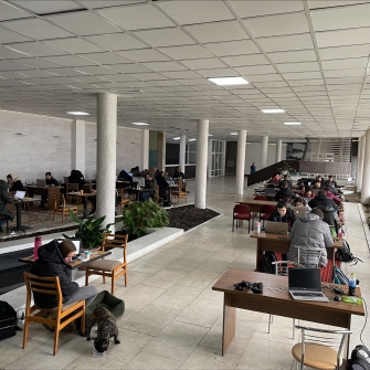 Из-за войны IT-компании открывают временные и новые офисы. Как они помогают командам оставаться сфокусированными