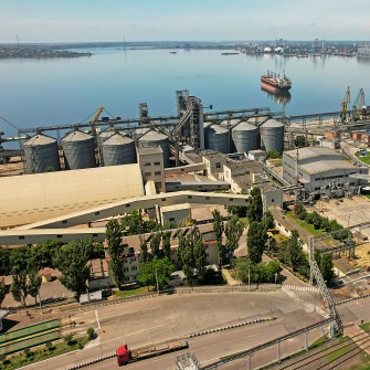 Порти Миколаєва забезпечували 30–40% економіки регіону, каже Віталій Кім, голова Миколаївської ОВА /Shutterstock