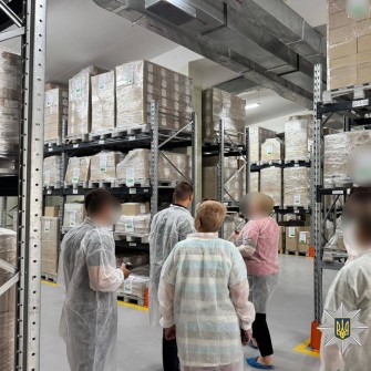 У поліції не розголошують ім’я підозрюваного, однак наведені деталі вказують на Костянтина Жеваго — власника фармацевтичної компанії «Артеріум». /Національна поліція України