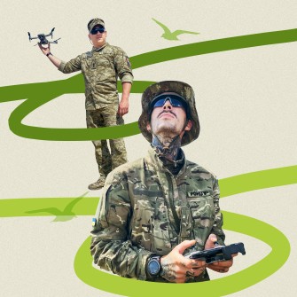 Украинские военные проводят учебные запуски дронов в окрестностях Киева, 14 июля 2022 года. Фото Getty Images /Иллюстрация Александра Карасева