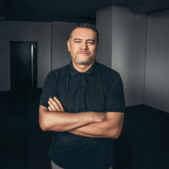 співзасновник медіапроєкту розслідувань «Наші гроші» Юрій Ніколов /обработано ы дополнено при помощи ИИ (искусственного интеллекта) Photoshop Beta