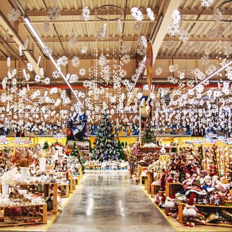 Торговий центр, оформлений у новорічному стилі /Shutterstock