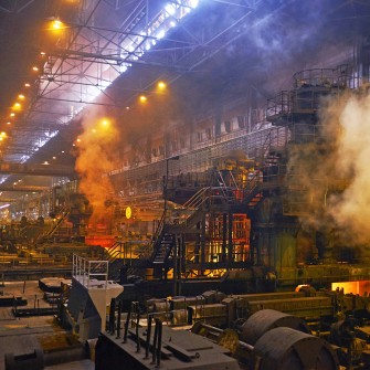 Весь мир в прямом эфире наблюдал, как российская армия разрушает в Мариуполе заводы «Метинвеста». /Getty Images