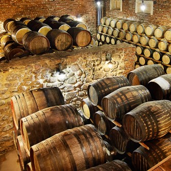 В Украине более 1000 производителей крафтового крепкого алкоголя, но почти все работают в тени. Теперь для них в 16 раз снизили стоимость лицензии. Как это повлияет на индустрию в сотни миллионов гривен /Shutterstock