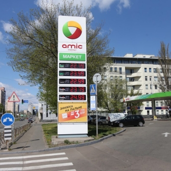 Стенд із цінами на бензин, дизельне паливо та газ біля автозаправної станції (АЗС) у Києві, 2020 рік. /УНІАН