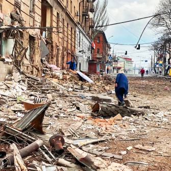 Маріуполь став символом української незламності. З третього березня місто знаходиться в облозі і щодня переживає майже безперервні артилерійські обстріли та авіанальоти.