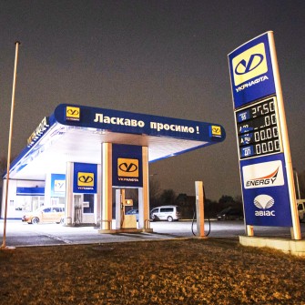 Мережі АЗС масово купують генератори, щоб працювати під час блекауту /Getty Images