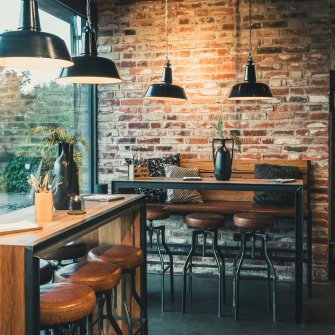 Посещаемость в общепите в первом полугодии упала на 9%, выручка выросла на 5% – исследование Poster /Shutterstock