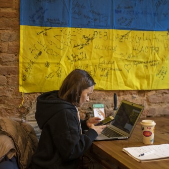 Вимушені переселенки, вимушені світчерки. Як війна прискорила прихід українських жінок в IT-індустрію /Getty Images