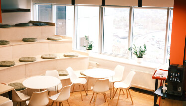 «Тиха» кімната, десятки дощок і ніяких стін. Як виглядає простір, де створюють ідеї в «Новій Пошті» /Фото 8