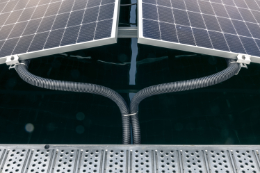 После двух лет планирования рабочие установили панели мощностью 24,5 мегаватта всего за два месяца. /Getty Images