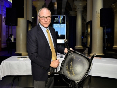 Экономист Дэвид Кард, лауреат премии Sveriges Riksbank по экономическим наукам памяти Альфреда Нобеля в 2021 году оставил свой автограф на стуле во время посещения Музея Нобелевской премии в Стокгольме, Швеция, 14 июня 2022 года. /Getty Images