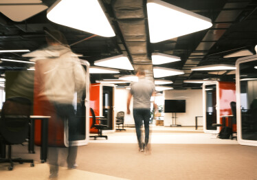 «Тиха» кімната, десятки дощок і ніяких стін. Як виглядає простір, де створюють ідеї в «Новій Пошті» /Фото 35